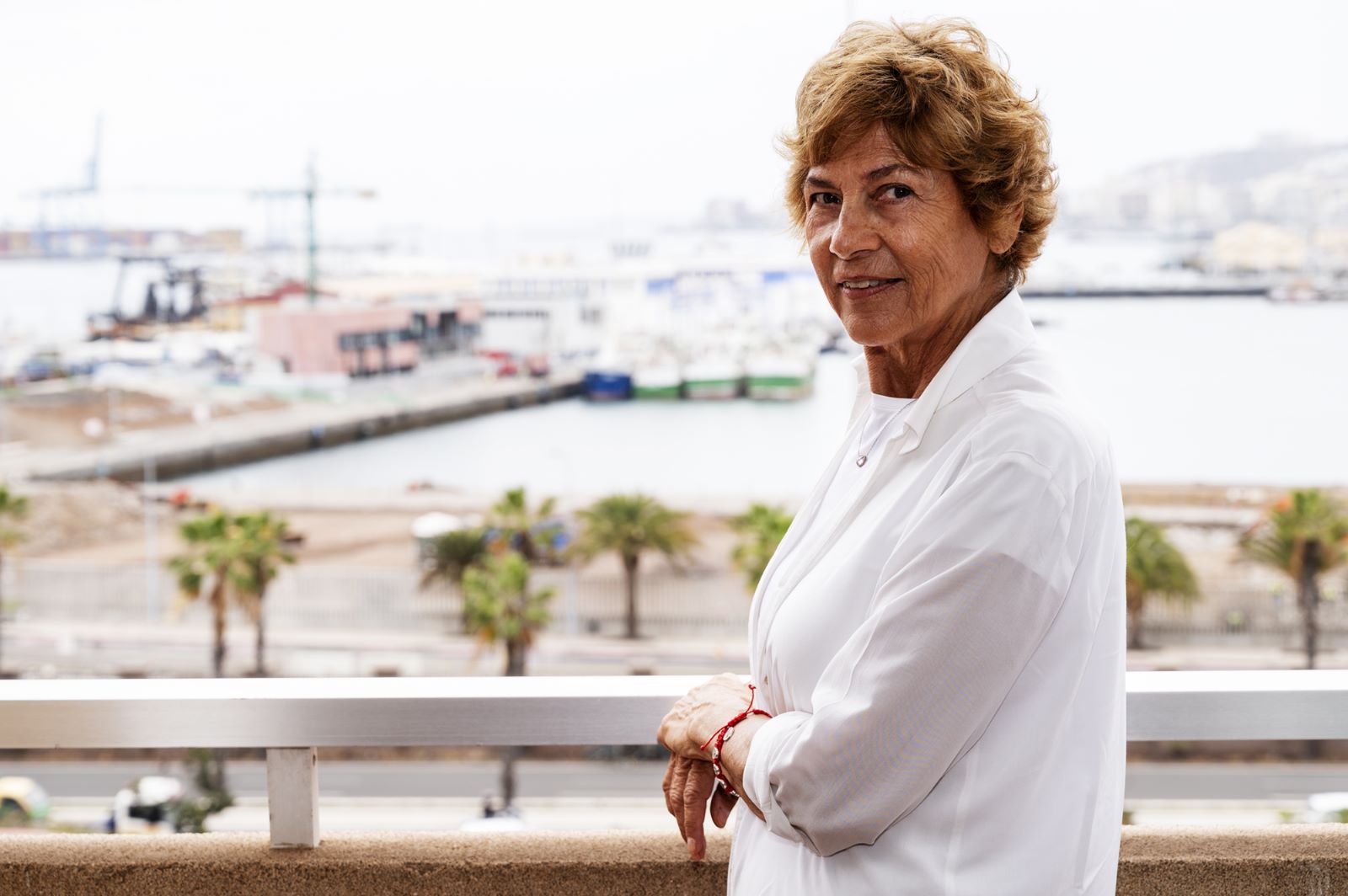 Ida Stier junto al mar