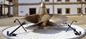 Anclas expuestas frente al edificio de Herrerias, en el arsenal militar de Ferrol (A Coruña)
