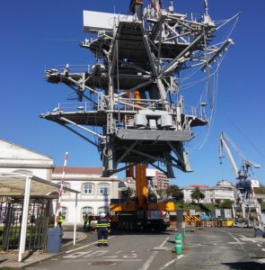 palo de señales del Portaviones Príncipe de Asturias dentro del Arsenal militar de Ferrol