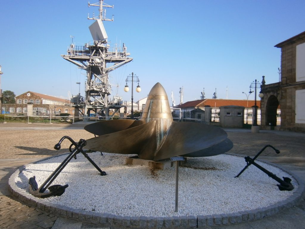 Vista del palo de señales del Portaviones Príncipe de Asturias desde la Fundación Exponav