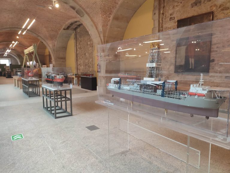 Sala Astano del Museo de la Construcción Naval en Ferrol - maquetas de barcos construidos en el astillero de Fene