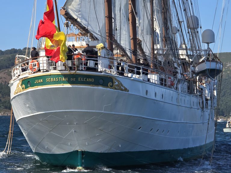 Figura 1: “JSdE” entrando en la ría de Ferrol en julio de 2025 (Fuente: autor)