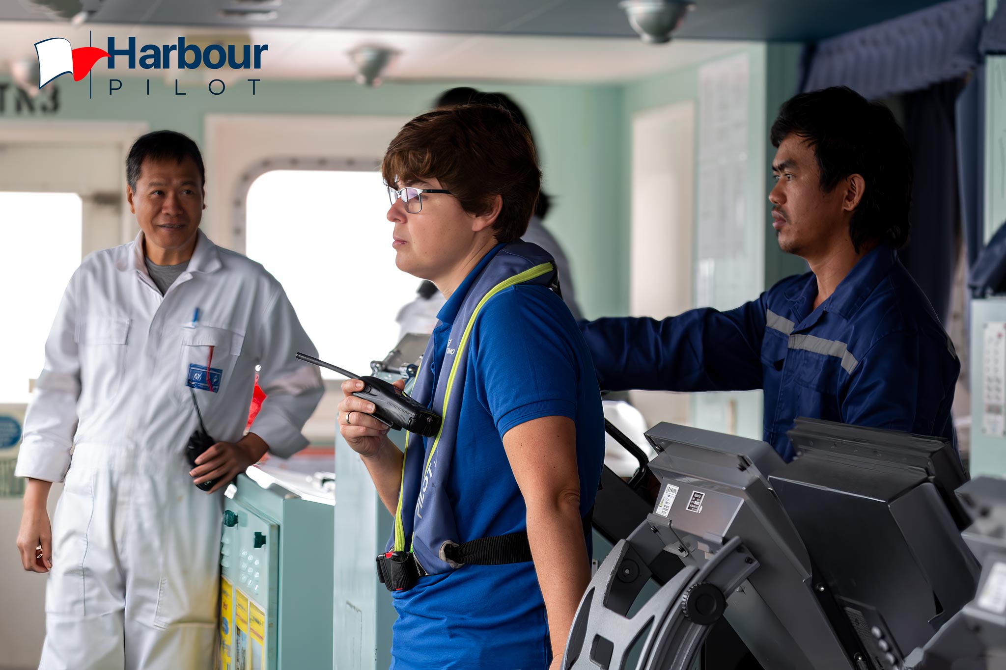 Figura 1: Miriam da Rosa dirigiendo una maniobra (Fuente: Harbour PILOT)