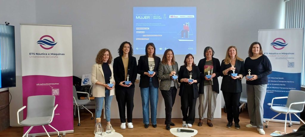 Figura 10: Antía Rodríguez (izquierda) en la jornada celebrada hace unos días en A Coruña, junto a otras pioneras de la mar (Fuente: Manuel Romero)