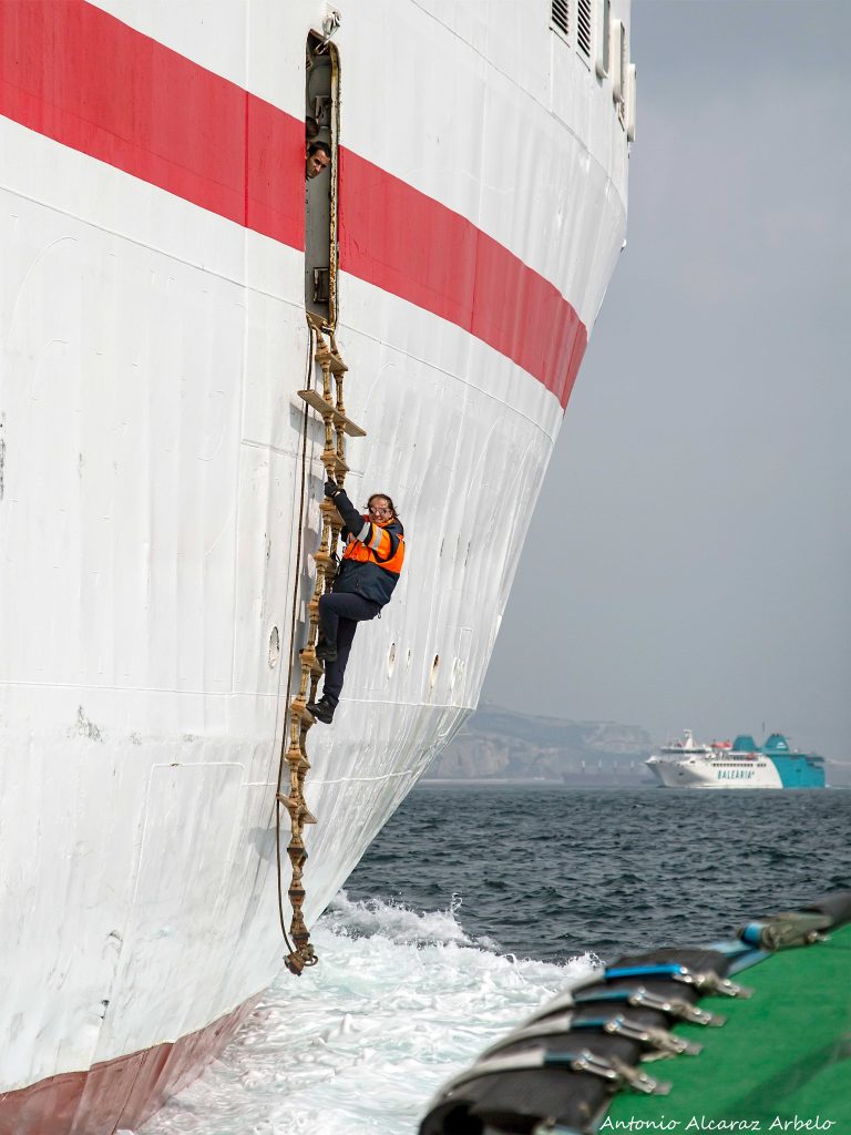 Figura 2: Macarena Gil en la escala de embarque (Fuente: Harbour PILOT)
