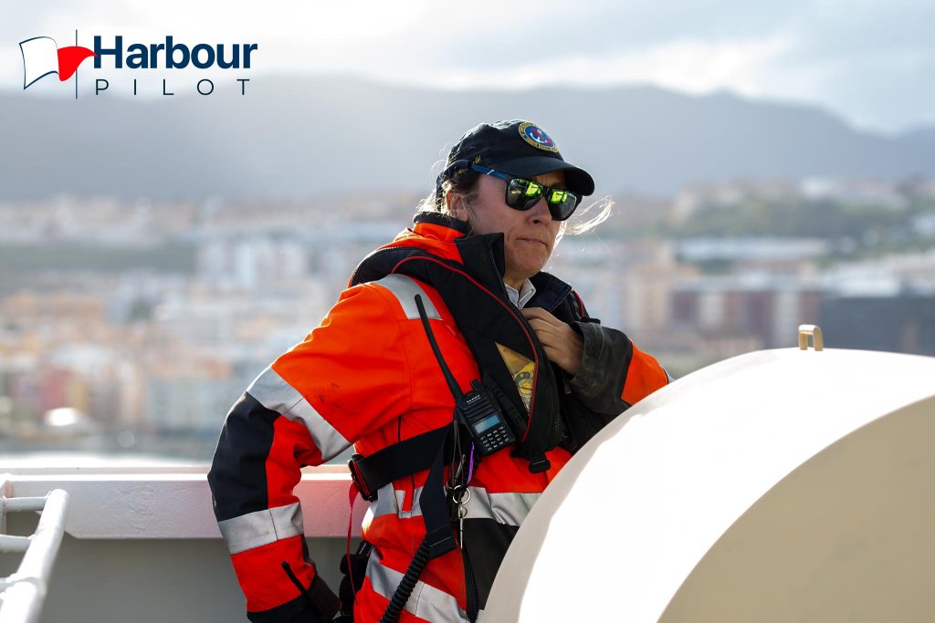 Figura 3: Macarena Gil en el alerón del buque (Fuente: Harbour PILOT)