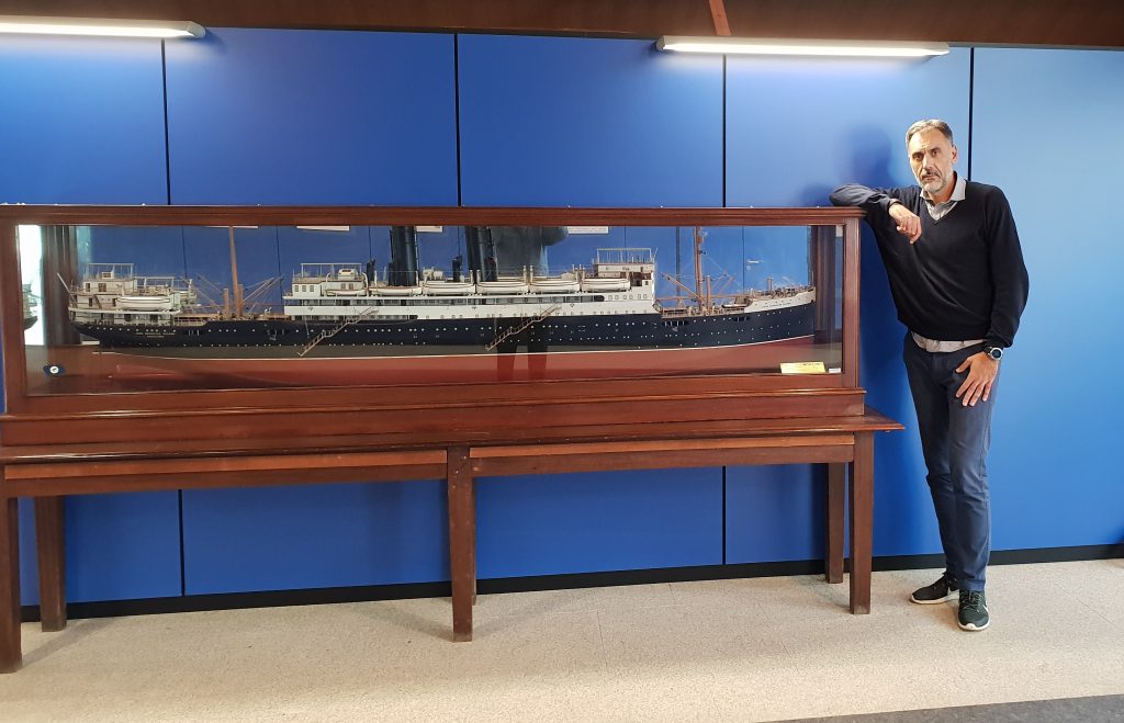 Figura 4: Maqueta del otro “JSE”, el vapor, en EXPONAV, junto al autor (Fuente: autor)