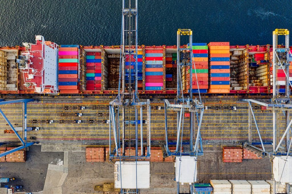 Figura 4: Estiba adecuada de contenedores (Fuente: Pexels)
