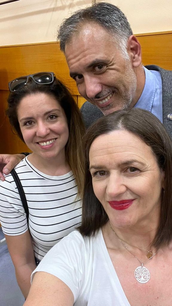 Figura 8: Sabrina Vázquez y Anita Sánchez en la presentación del libro “La Mujer en la Mar” junto a uno de los autores (Fuente: autor)