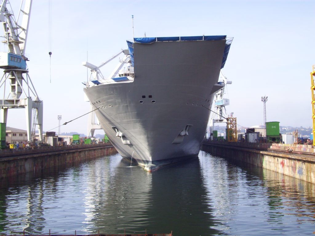 Figura 8: LHD Juan Carlos I entrando en dique (Fuente: autor)