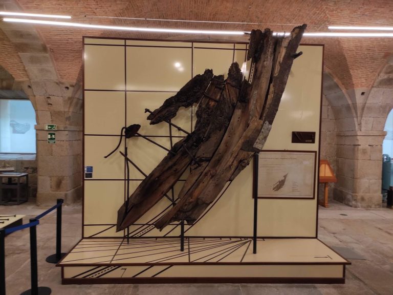 Restos de la roda de la fragata Santa María Magdalena en el Museo de la Construcción Naval de Ferrol