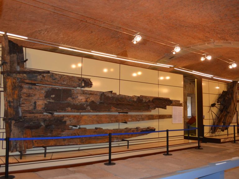 Restos del pecio de la fragata Santa María Magdalena en el Museo de la Construcción Naval de Ferrol