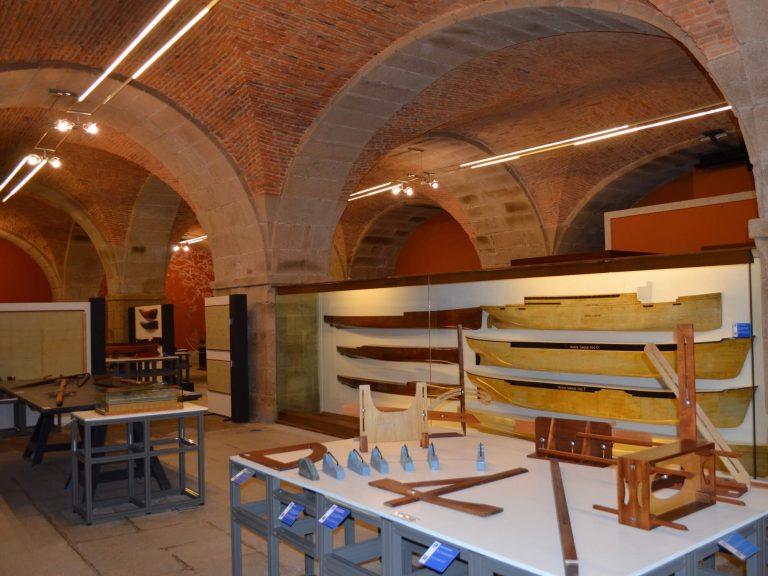 Sala Gálibos del Museo de la Construcción Naval de Ferrol, construcción artesanal en madera