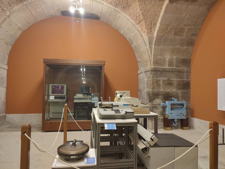 Sala Gálibos del Museo de la Construcción Naval de Ferrol, elementos de informática
