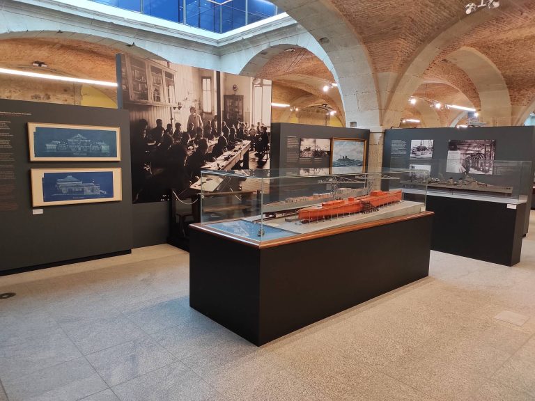 Sala Navantia - maquetas de los cruceros Baleares y Canarias en grada - Museo de la Construcción Naval de Ferrol