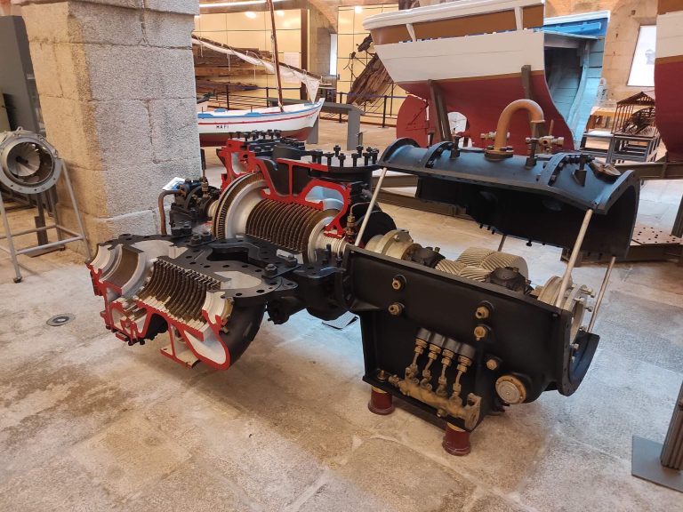 Sala de Sistemas de propulsión, turbinas expuestas en el museo de Ferrol